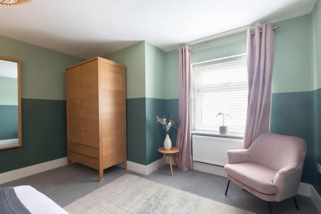 Peaceful & Spacious 2 Bed Home In Cheltenham GLOUCESTERSHIRE 0*,