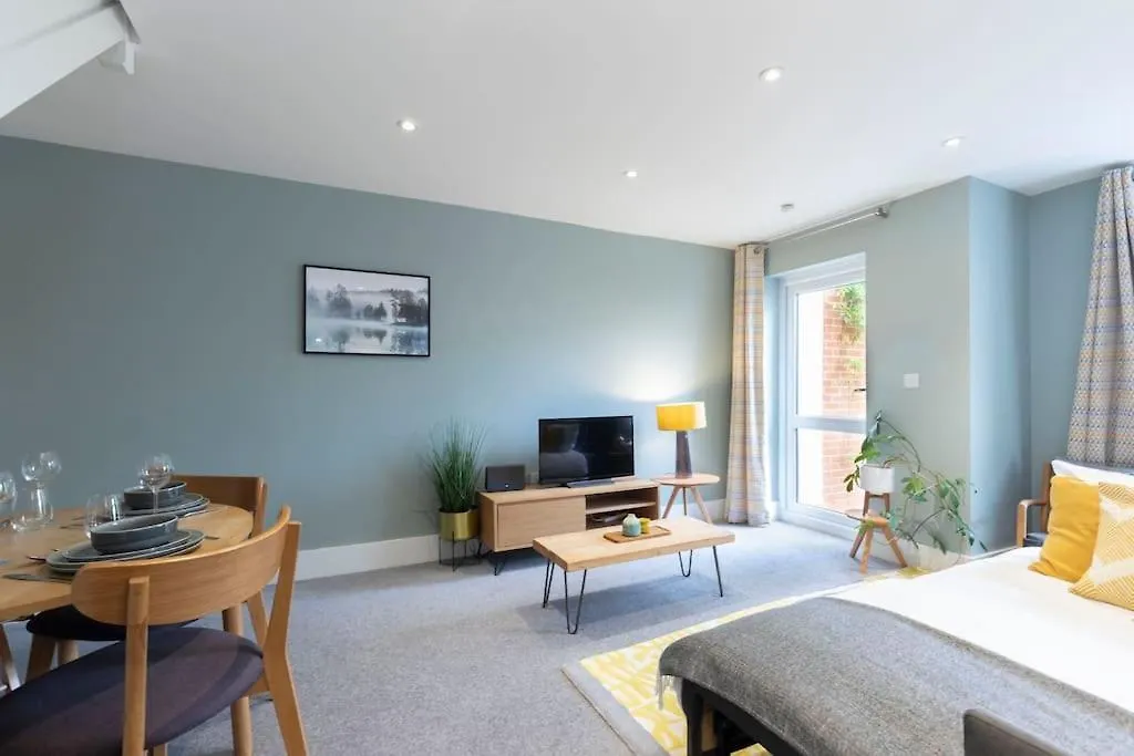 Peaceful & Spacious 2 Bed Home In Cheltenham GLOUCESTERSHIRE 0*,