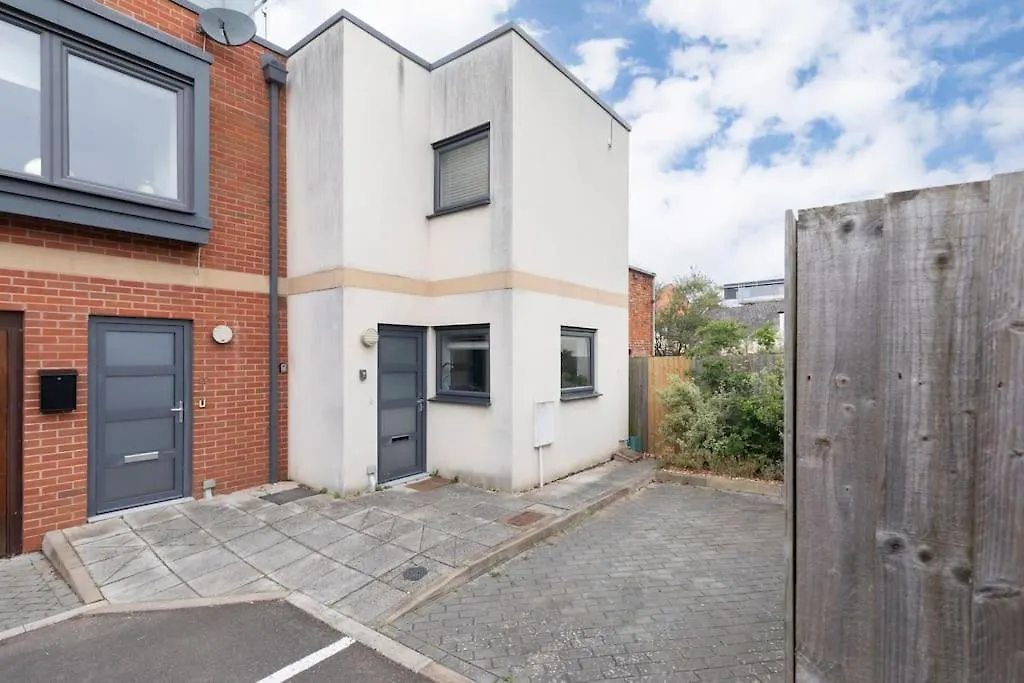 Peaceful & Spacious 2 Bed Home In Cheltenham GLOUCESTERSHIRE Holiday home