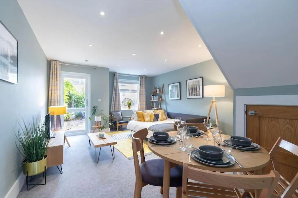 Peaceful & Spacious 2 Bed Home In Cheltenham GLOUCESTERSHIRE